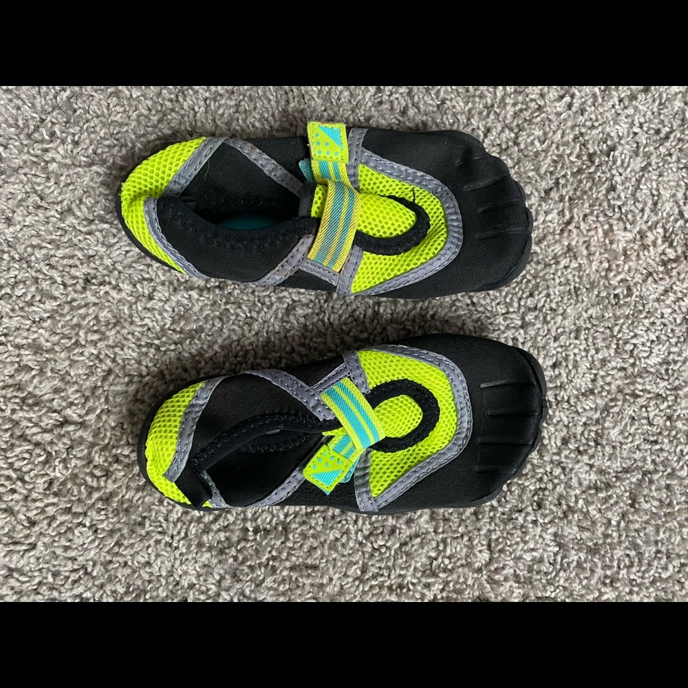 Children’s place boys swim shoes
